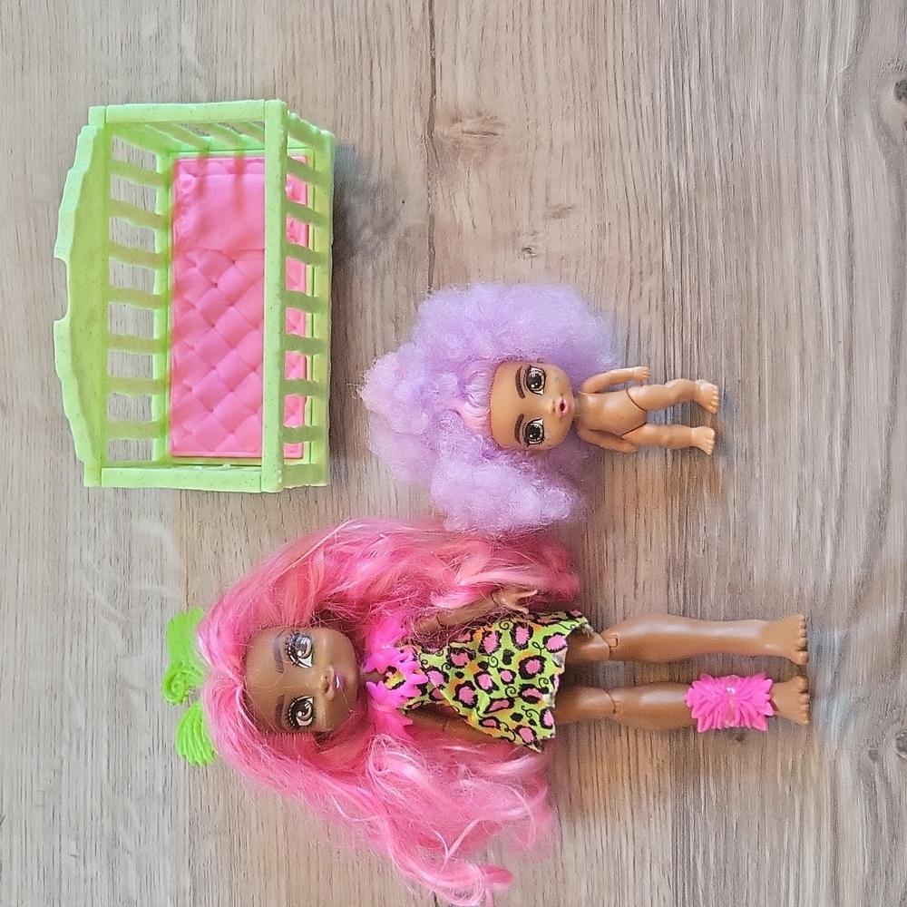 Mattel l used toy l crib and two dolls l Cavegirl